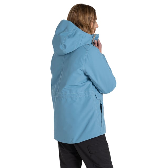 Yttre material: 100% Polyester. Skal: TPU-membran. Fyllningsmaterial: 100% Polyester. Tyg: Dubbla lager. Fyllning: Isolerad. Foder: Taffeta. Design: Badge, broderad, logotyp. Tygteknik: Aqua Dry, Andningsbart, CO2 Renu Technology, Thermo Pro, Vattentätt, Vindavvisande. Manschett: Justerbar, knopp. Justerbar midja, skurna kanter, invändig dragsko. Halsringning: Huva. Ärmtyp: Långärmad. Funktioner i huva: Dragsko, påsydd. Fickor: 1 säkerhetsficka, blixtlås, 2 framfickor, lockstängning, 2 blixtlåsförsedda fickor, vattentäta. Fästanordning: Hel dragkedja, stormfläns. Vattentäthetsgrad: 25000 mm. 25000g/m²,/24 timmar. Värmeindex: 2. Hållbarhet: Tillverkad av återvunnet material. 8 UK: 33 tum. 10 UK: 35 in. 12 UK: 37,5 tum. 14 UK: 40 in. 20 UK: 47,5 tum 18 UK: 45 tum. 16 UK: 42,5 tum
