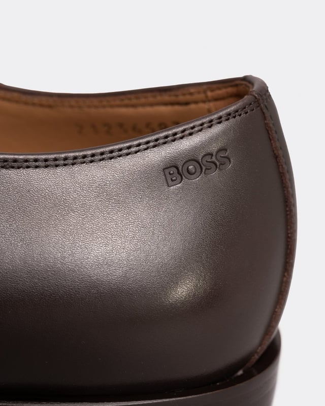 Lace-up Derby shoes with leather lining by BOSS.
LacesFully linedSole: LeatherPackaging: Box
100% Calfskin, Sole: 65% Leather, 35% compressed wood fibres, Upper material: 100% Calfskin, Innersole: 100% Calfskin
 
50499740
 