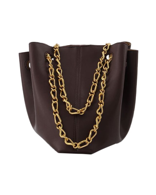 Made from supple vegan leather, the shape of this branded bucket bag is both unusual and discreet. Handle drop : 16 cm. Shoulder bag - two chain handles. Material: nappa vegan. Lining : 50% polyurethane 50% recycled polyester. Colour : Marron - Dark Brown. Hardware: 100% zinc alloy. Closure: Open top. Interior: two card slots. width: 200mm, length: 200mm, height: 200mm