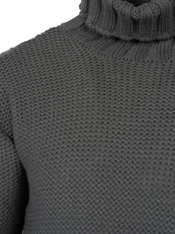Der durchgesteppte Pullover ist eine perfekte Wahl für kühlere Tage, der Eleganz und Komfort vereint.

Die einheitliche Farbe macht ihn sehr universell und einfach zu verschiedenen Stilrichtungen, sowohl casual als auch formeller, zu kombinieren.

Der Rollkragen verleiht ihm Klasse und Wärme, schützt den Hals vor kaltem Wind und verleiht gleichzeitig einen stilvollen Look.

Der lockere Schnitt sorgt für Bewegungsfreiheit und Tragekomfort, ideal für den täglichen Gebrauch sowie für Wochenend-Outfits.

Hergestellt in Italien, was die höchste Qualität der Verarbeitung garantiert und die Aufmerksamkeit für jedes Detail gemäß der Tradition des italienischen Handwerks sicherstellt.