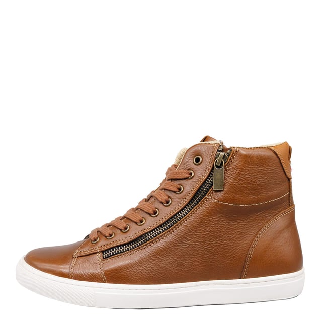 Level up your everyday trainer collection with the Ilford High Top Trainers, featuring soft leather uppers and a classic lace up design. Complete with a zip fastening for a trend-led feel and easy to wear style.
