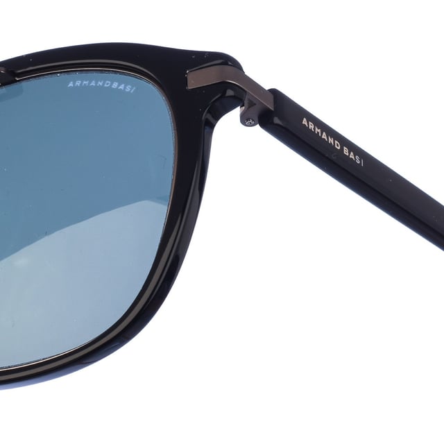 Gafas de sol Armand Basi con montura de acetato.
 Color Negro-plateado
 Forma rectangular.
 Lentes de color Verde
Detalle metalico en la parte superior de la montura.
 Patillas de acetato a tono, con el nombre de la marca grabado.
 100% Protección UV. 
 Cristales antirreflejo.
 Incluye una funda de tela de protección.
Los colores reales del producto pueden variar ligeramente con respecto a los colores que muestra su monitor.
 
 Medidas  Ancho lente: 55 mm. Puente: 17 mm. Patillas: 145 mm.
 
 Limpiar las gafas con agua y jabón (neutro).
 - No utilice paños sucios o abrasivos, que puedan alterar las características de los filtros.
 - Utilice solo accesorios y repuestos originales.