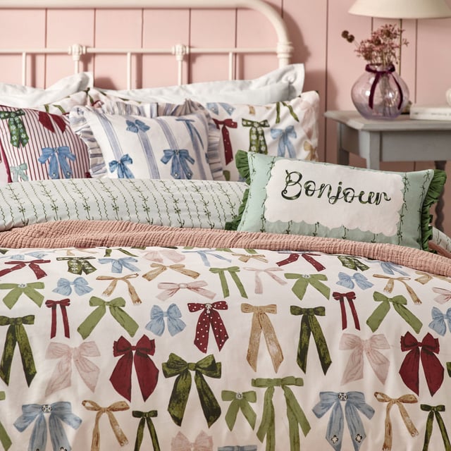 Capture the cute, chic vibes of Parisian style with the magnifique Noortje Bows duvet cover set. The soft colour palette of green, pink, and blue bows combine to add harmony and balance, while the simplified reverse pattern gives you a refreshing alternative for a midweek refresh.