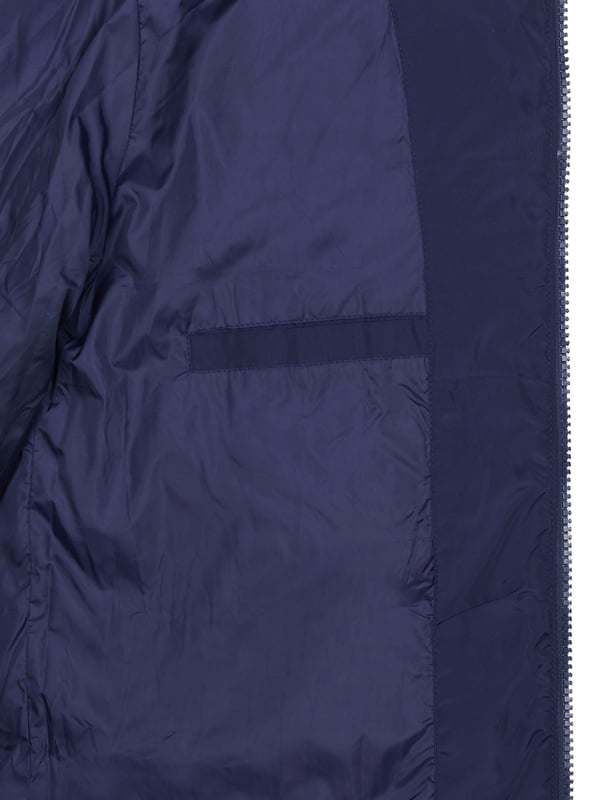 !Experimenta versatilidad y estilo con la chaqueta acolchada azul marino Plein Sport! Esta chaqueta presenta un dise�o solido. Mantente comodo y elegante con el logotipo llamativo y los detalles acolchados. Perfecto para cualquier persona a la moda. Bolsillos con cierre de cremallera, relleno y material: 100% poliester Chaqueta azul marino Chaqueta acolchada, cierre de cremallera Estilo: UPPS101P 85