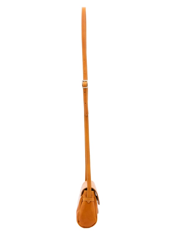 Crossbodytas voor dames met magneetsluiting. ontbrekende binnenzakken. afwezige externe zakken. verstelbaar in lederen schouderband. ontbrekend handvat. een binnencompartiment.  extern materiaal. gevoerd met katoenen binnenkant. Afmetingen: 14x18x7 cm. Gemaakt in Italië