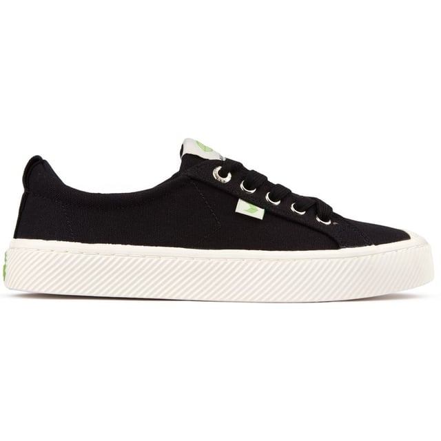 Trek deze Cariuma Oca Low-sneakers aan voor milieuvriendelijke stijl en comfort. Deze gymschoenen met veters zijn gemaakt van zacht canvas van biologisch katoen, een gedempte kurk en een binnenzool van biobased schuim voor casual comfort en een stevige rubberen zool voor grip. De glanzende zilveren oogjes voegen een vleugje glamour toe. Omarm dit modieuze, relaxte ontwerp met een goed geweten en verbeter je garderobe met deze skater-kicks van het merk.