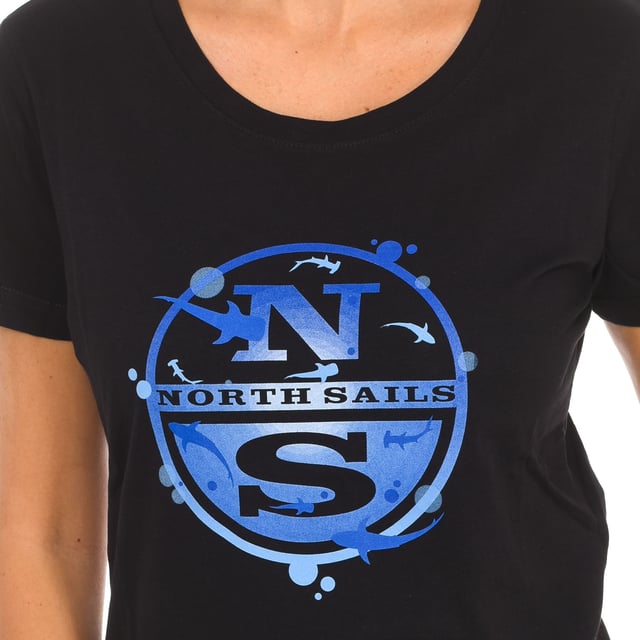 North Sails short sleeve t-shirt.
 Round neckline with ribbed finish.
 Brand print on the front.
 Seams seen in tone.
 Composition: 100% cotton
 Care:
Wash at maximum temperature 30º.
 Iron at medium temperature.
 Do not use dryer.
 Do not use bleach.
 Do not dry clean.
