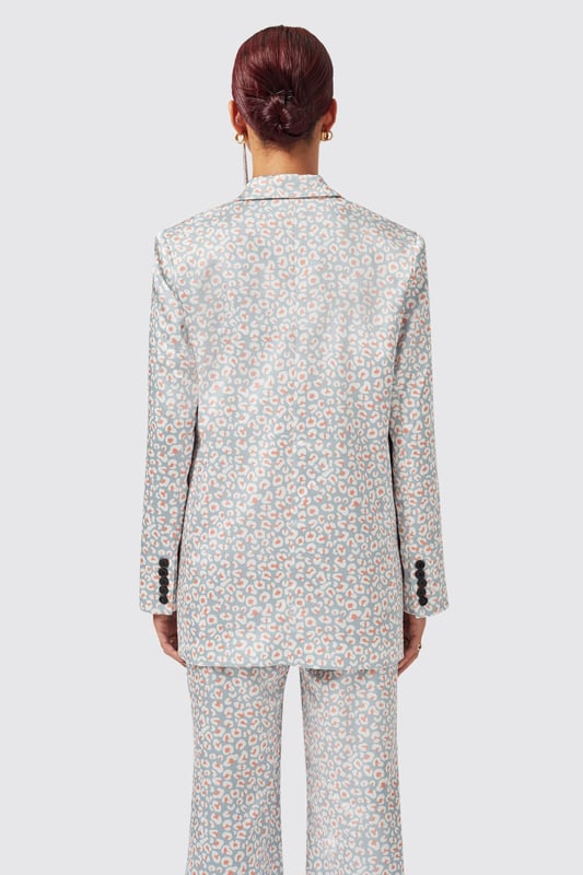 Make a bold statement in the Amarantha Slim Fit Blue Jacket. This animal print piece is a great addition to the Twisted Tailor Womenswear collection. Cut to a slim fit and features a single breasted button closure, peak lapel and straight flap pockets. If you're looking to spice up your wardrobe then this is the jacket for you. Stand out at your next occasion or event with this unforgettable suit jacket.
Model is 5'6" (168cm), chest 32" (81cm), waist 27" (69cm) and wearing a size 8.