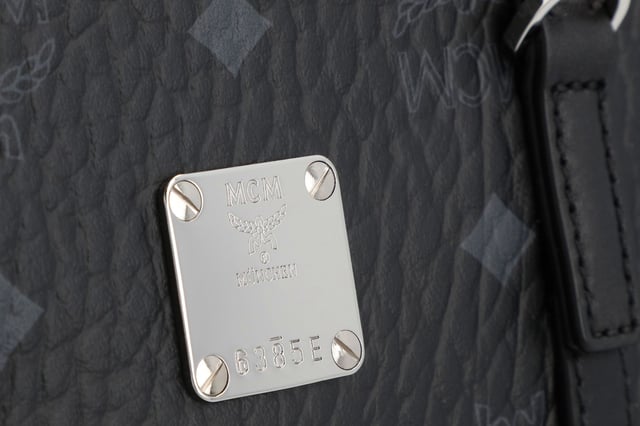 Nappaleder-Obergriffe, Reißverschluss, hintere Außenschlupftasche, innere Reißverschlusstasche, Kobalt-Hardware, innere offene Tasche, Nappaleder-Besatz, Baumwollcanvas-Futter, D-Ring-Detail an der Außenseite  
MCM MCM Damen Toni Shopper in Braun Visetos  
Farbe: Schwarz  
Material: Canvas  
Zustand: Neu mit Etikett  
Größe: Einheitsgröße  
Gebrauchsspuren: Keine  
SKU: 112780 / MWPAATN04BK / MWPAATN04BK_OS  
Abmessungen: Länge: 190 mm, Breite: 95 mm, Höhe: 185 mm