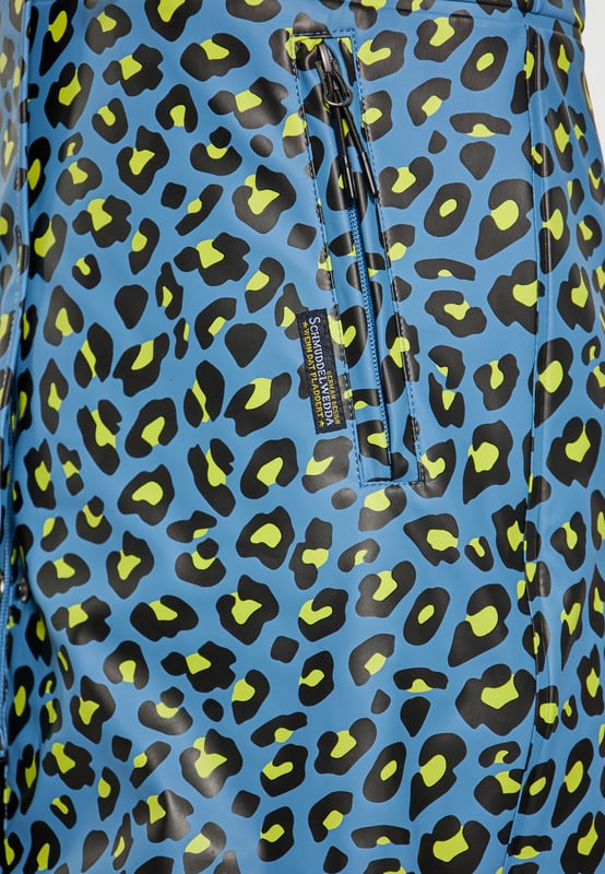 Accentueer je stijl op regenachtige dagen met dit regenjack met luipaardprint. De jas heeft een normale pasvorm en een lengte tot halverwege de dij, een verstelbare capuchon en gelaste naden voor waterbestendigheid. De ritssluiting is verborgen onder drukknopen en twee voorzakken zorgen voor functionaliteit. Jas met lange mouwen, verstelbare trekkoorden in de taille. Stap naar buiten in deze parka met cheetahprint, ontworpen voor zowel mode als functionaliteit. De jas is gemaakt van 3000 mm waterdichte stof.  regenparka