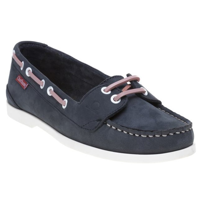 Nada dice más verano que un náutico y el zapato plano Rema de Chatham Marine encaja perfectamente. Diviértete con la moda con este calzado sin cordones azul acabado con cordones rosas y una plantilla de espuma acolchada para mayor comodidad.