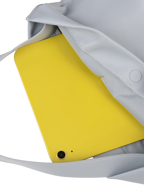 Dames schoudertas met magneetsluiting. één open binnenzak. afwezige externe zakken. ontbrekende schouderband.  Handvat van gerecycled polyethyleentereftalaat. een binnencompartiment.  extern materiaal.  Binnenkant van gerecycled polyethyleentereftalaat. Afmetingen: 36x42x1 cm. Modeproduct