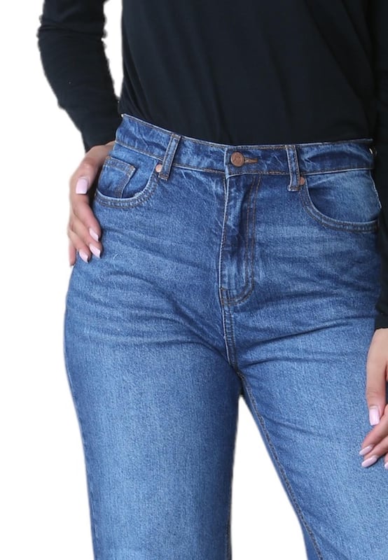 MYT dames wijde pijpen High Waisted jeans zijn gemaakt van hoogwaardige denimstof.- -. Hij zit hoog en nauwsluitend op de taille met een dramatisch A-lijn beensilhouet dat naadloos aansluit op je heupen.- -. De five-pocket styling en knoop- en ritssluiting zorgen voor een klassieke touch. Een merklabel op de achterkant zorgt voor een kenmerkende afwerking. De stof is gemengd met 2% elasthaan wat lichte bewegingsvrijheid en comfort geeft.- -. Het klassieke wide leg straight fit ontwerp van deze jeans voor dames maakt hem ongelooflijk veelzijdig.- -. Combineer ze met je favoriete blouse of een casual T-shirt.