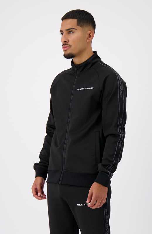 100 % Polyester Normale Passform Hoher Kragen mit Reißverschluss BLCK BNNS-Logo auf der Brust BLCK BNNS-Markenband auf den Ärmeln Zwei Reißverschluss-Fronttaschen Kombinierbar mit TAPED INITIAL TRACKPANTS 