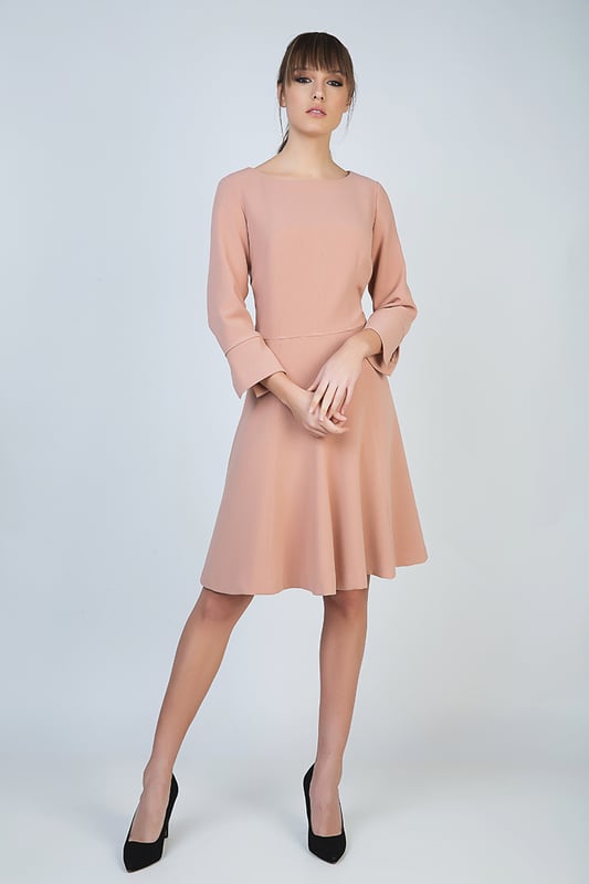 Vestido en tejido de crepé ligeramente elástico. Escote redondo. Mangas ¾ con puños con abertura. Pinzas en el busto para un ajuste perfecto. Se cierra en la espalda con cremallera oculta, tono sobre tono. Falda campana. Totalmente forrado. Nuestro modelo mide 178 cm y usa la talla 36. Medidas de la talla 38 (en cm): Ancho de hombros-38; Busto-45; cintura-38; dobladillo-66; Mangas-50; Longitud del cuerpo-101. La prenda es holgada.