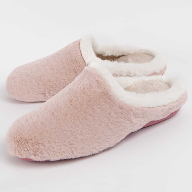 Hecho en España. Zapatilla de casa para mujer. Calce cómodo. Fabricada en materiales veganos. Fabricado por otras marcas para nuestra marca.