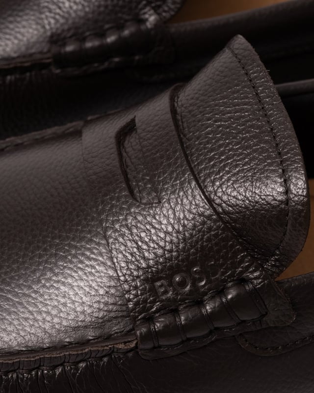 Premium driver moccasins made in Portugal by BOSS. Featuring a full rubberised sole, this pair is crafted in grained leather with a debossed logo strap.
90% Polyamid, 10% Polyurethane, Sole: 100% Thermoplastic polyurethane, Upper material: 100% Cow skin, Innersole: 90% Polyamid, 10% Polyurethane
50523026