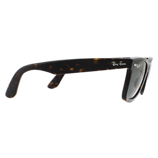 Las gafas de sol Ray-Ban Wayfarer 2140 Tortoise Green G-15 polarizadas medianas de 50 mm son uno de los estilos de gafas de sol más conocidos y vendidos en todo el mundo, y son muy populares entre famosos, músicos y artistas. Su distintivo diseño angular y su montura gruesa son toda una declaración de estilo, y Ray-Ban utiliza constantemente colores y diseños vibrantes para actualizar este estilo clásico y popular. La ligera montura de acetato es cómoda y el logotipo de Ray-Ban aparece junto a las patillas aladas esculpidas en la esquina de la lente.