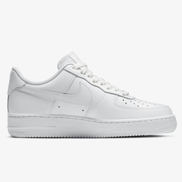 Nike Air Force 1-sneakers voor dames. De gestikte lederen overlays op het bovenwerk voegen klassieke stijl, duurzaamheid en ondersteuning toe. Oorspronkelijk ontworpen voor hoepels, voegt Nike Air Cushioning lichtgewicht, de hele dag comfort toe. Het laag uitgesneden silhouet voegt een strakke, gestroomlijnde look toe. De gewatteerde kraag voelt zacht en comfortabel aan. Bovenmateriaal leer, rubberen zool, tussenzool van foam.