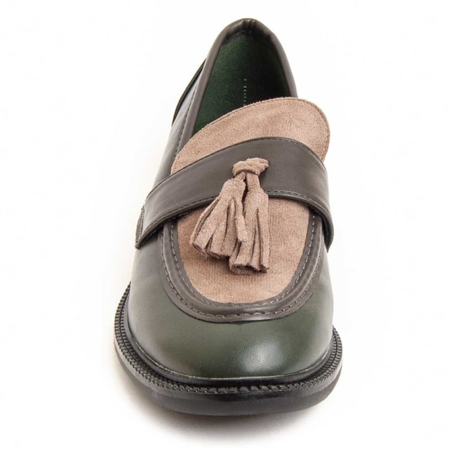 Casual moccasin for women. Comfortable fit. Made with vegan materials. Manufactured by other brands for our brand.