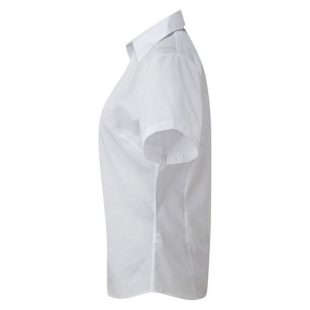 Zachte kraag styling. Afgeronde onderzijde. Uitgeruste styling met bustdarts en rugpijltjes. Easycare stof, korte mouwen. Geparelmoerde knoppen op lichtblauw en wit. Zelfkleurige knoppen op overige. Stof 65% Polyester, 35% Katoen. Gewicht 105 gsm.