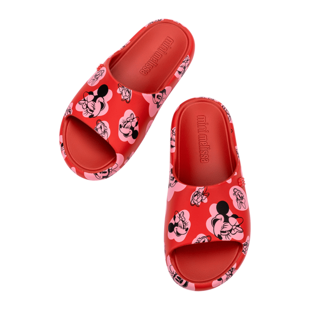 Put a dash of Disney in every step your little one takes with the new Mini Melissa Free Print Slide + Mickey. Extremely lightweight, the sandal has a print in 3DB and serigraphy, and a nylon fastener to ensure stability and comfort.
