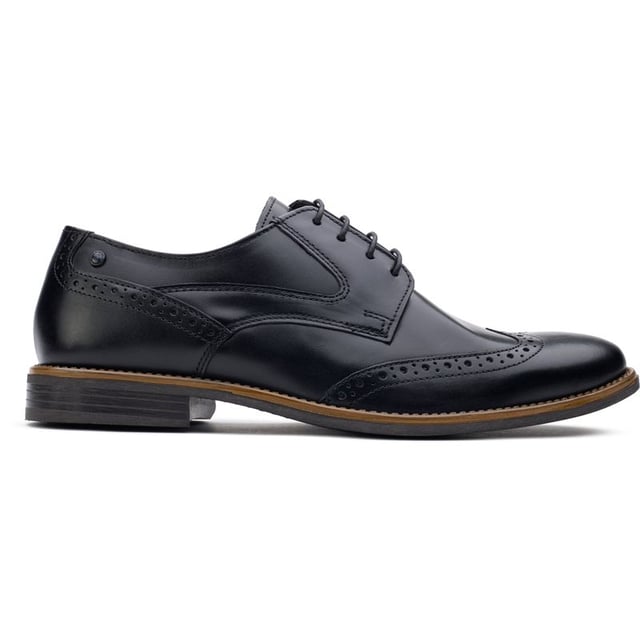 Zapatos negros Risco de Base London para hombre, confeccionados en piel y suela de goma. Presentan detalle brogue y marca Base London.