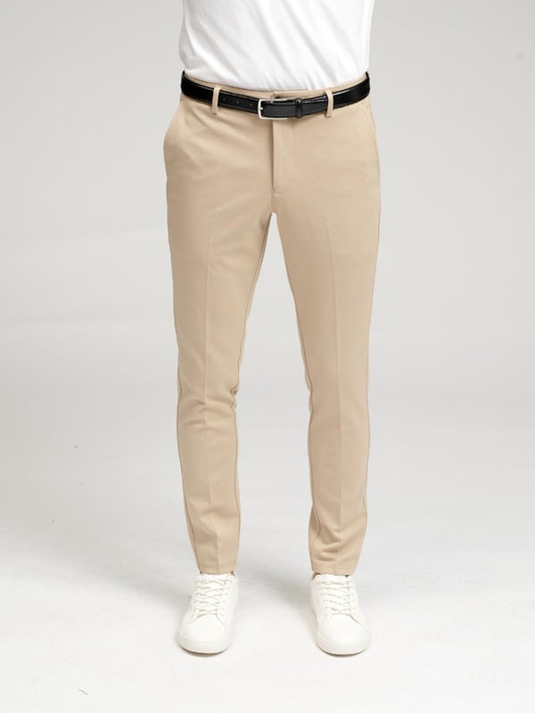 De originele Performance Pants™ zijn broeken met een stijlvolle uitstraling en uitstekende functionaliteit, zodat je de hele dag door kunt genieten van uitstekend comfort. Als je een stijlvolle en comfortabele look wilt bereiken, kies dan voor deze khaki broeken, omdat ze goed passen in elke garderobe en bij elke outfit. Als je hoge eisen stelt aan de functionaliteit en kwaliteit van je kleding, dan is de Perform Collection van TeeShoppen de juiste plek voor jou om te kijken. We hebben deze collectie ontwikkeld om de beste kleding voor jou te maken, gebruikmakend van materialen die zacht, comfortabel en rekbaar zijn, zodat je ze de hele dag kunt dragen.

Hier zie je broeken in de kleur khaki.

De broeken zijn slim fit. Het model is ook verkrijgbaar in Regular fit.

Welke maat hebben de broeken? Broeken kunnen worden geselecteerd in 35 verschillende maten. Zie en kies de maat onder "maat". De maten zijn aangepast voor mannen.

Over TeeShoppen: Bij TeeShoppen hebben we ons eigen productassortiment ontwikkeld. Het doel van ons assortiment is om je de mogelijkheid te geven om je garderobe aan te vullen met kleding die zowel basic als modern is. Maar ook al zijn de kleren basic, we hebben niet ingeboet op kwaliteit of ontwerp. Onze kleren zijn ontworpen om te werken voor verschillende gelegenheden, terwijl ze gemaakt zijn van kwaliteitsmaterialen die ervoor zorgen dat ze comfortabel zijn om te dragen. Wil je een tijdloze leverancier van mode voor zowel mannen als vrouwen? Dan ben je bij TeeShoppen aan het juiste adres. Bij TeeShoppen betaal je niet voor dure merken en kosten, alleen voor kwaliteit en service, wat voor ons belangrijk is. En net zoals de modewereld voortdurend verandert, breiden wij ook voortdurend ons assortiment uit.