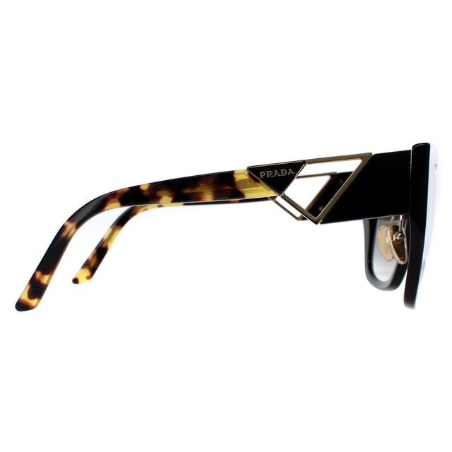 Las gafas de sol Prada PR21YS 1AB0A7 en degradado negro y gris tortuga son un elegante diseño fabricado en material de acetato de alta calidad que garantiza durabilidad y comodidad. Las plaquetas nasales de silicona ofrecen comodidad durante todo el día, mientras que las patillas están decoradas con el icónico logotipo de Prada, para mayor sofisticación. Estas gafas de sol son perfectas para cualquier ocasión, ya sea un día al sol o una salida nocturna por la ciudad.