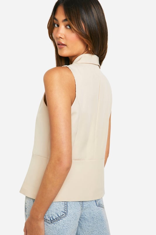 Say hello to your new style obsession - waistcoats! These versatile pieces take tailored sophistication to the next level. Whether you're keeping it casual with jeans, glamming up with a midi skirt, or going for a sleek matching look with straight-leg trousers - our range of women's waistcoats has got you covered. Featuring classic button fastenings and a fit that is designed to enhance all silhouettes, no matter your shape! From cropped to longline to asymmetric styles, the options are endless. Find your perfect match right here at boohoo!Style: WaistcoatDesign: PlainFabric: TexturedLength: RegularNeckline: V NeckSleeve Length: Sleeveless