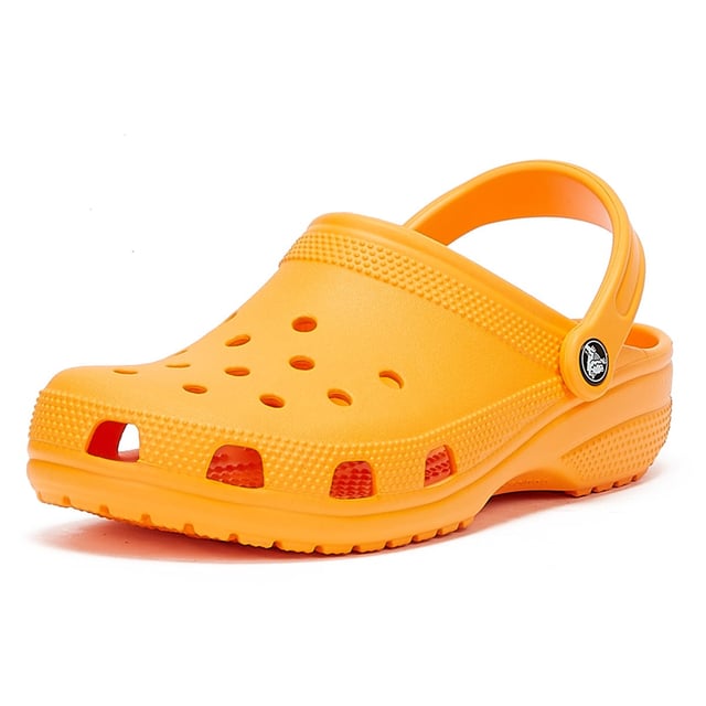 Erleben Sie den ikonischen Crocs-Komfort mit dem legendären Classic Clog. Dieses Slip-on-Design ist wasserfreundlich und leicht zu reinigen und bietet eine individuelle Passform und einen belüfteten Vorderfuß für Atmungsaktivität. Das Croslite-Fußbett passt sich Ihrem Fuß an und sorgt für eine individuelle Passform mit hervorragender Unterstützung des Fußgewölbes.