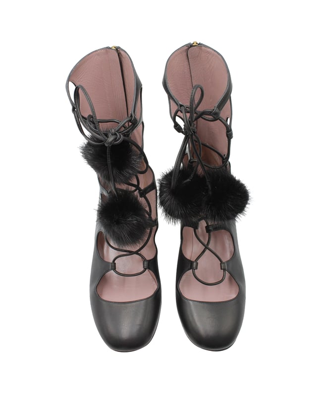 VINTAGE, RRP AS NEW
Gucci shows off its playful side with the 'Heloise' embellished ankle boots. A smooth black leather upper is accented with a gold-tone heel that amps up the glam factor. The lace-up design features mink fur pompoms that are made to move as you walk. Show off the statement beauts to full effect by teaming them with mini hemlines.


Gucci Heloise Lace-up Gladiator Boots In Black Leather
Condition: very good
Material: Leather
Size: 38
Sign of wear: wear on soles
SKU: 259593