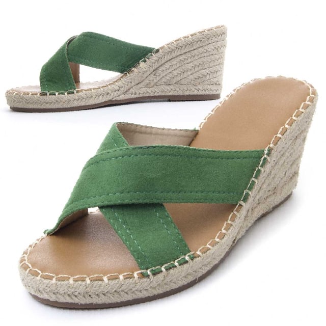 Sandalia cómoda para mujer. Calce cómodo. Plantilla acolchada. Suela antideslizante. Cosido reforzado. Colección cápsula en colaboración con la marca.