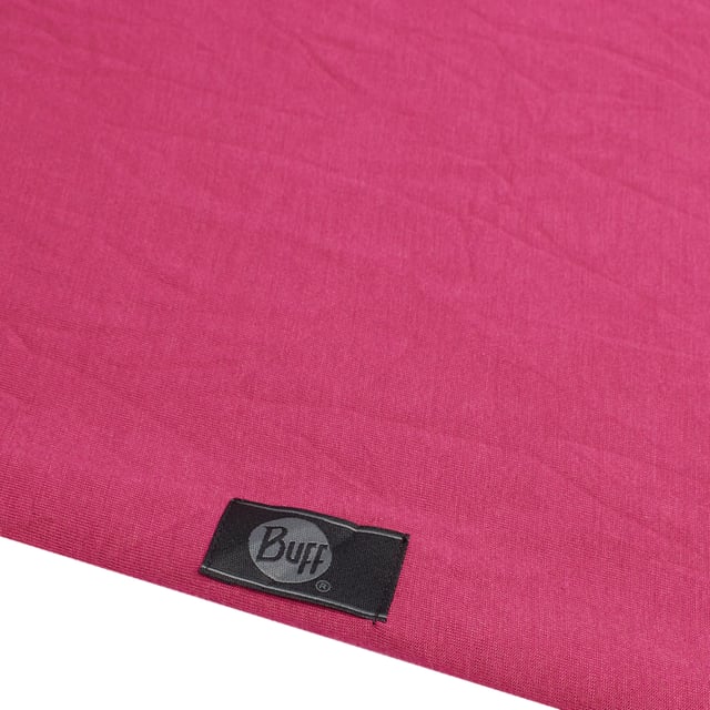 Infinity-Kragen Buff aus Viskose und Polyester, entworfen, um Weichheit, Leichtigkeit und Stil für jeden Anlass zu vereinen.

 Hauptmerkmale:

 - Hergestellt aus einer Mischung aus Viskose und Polyester, die sich weich anfühlt und eine höhere Widerstandsfähigkeit bietet.
 - Rohrförmiges Design mit Infinity-Hals, einfach zu tragen und zu kombinieren.
 -Unisex.
 - Elastischer Halstuch.
 - Atmungsaktives und schnell trocknendes Material, perfekt für den täglichen Gebrauch zu jeder Jahreszeit.
 - Einheitsgröße.
 - Für Erwachsene konzipiert.
 - Erhältlich in einer Vielzahl von Farben und Drucken mit dem Buff-Logo, das die Qualität der Marke hervorhebt.

 Ein vielseitiges und funktionelles Kleidungsstück, perfekt für alle, die Komfort und Design in einem einzigen Accessoire suchen.
 Maßnahmen: 53X64,3cm
 Komposition: 50 % Viskose, 50 % Polyester
 Pflege:
- Maschinenwäsche max. bei 40 °C.
 - Vermeiden Sie die Verwendung von Weichspülern.
 - Verwenden Sie kein Bleichmittel.
 - Benutzen Sie keinen Trockner.
 - Kein Bügeln.