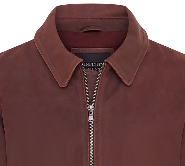 Completa con un cuello estilo camisa clásico y bolsillos sutiles en la cintura, esta es una interpretación elegante del diseño A2 de principios de la década de 1930. Para brindar un aspecto cónico a la chaqueta, presentamos un material de punto acanalado en la cintura y el dobladillo, que contrasta con cada uno de los cuatro colores que ofrecemos, para agregar profundidad a la estética de la chaqueta. Se introduce un compartimento adicional con cremallera redondeada en la manga izquierda, así como dos compartimentos interiores en el forro de la chaqueta para opciones de almacenamiento adicionales. • Piel de vaca real de alta calidad • Cintura y puños de punto acanalado para un ajuste cónico • Cremallera YKK gruesa en la parte delantera de la chaqueta • Cuello estilo camisa clásico • Bolsillos integrados en el forro de la chaqueta y tres bolsillos exteriores con cremallera