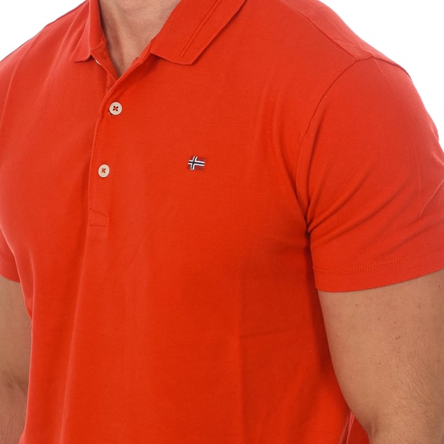 Short sleeve polo Napapijri.
 Lapel collar.
 Short sleeve.
 Half-height button closure.
 Brand logo embroidered on the upper side.
 Seams seen in tone.
 Composition: 100% cotton
 Care:
Wash maximum at 40ºC.
 - Iron at medium temperature, max. 110ºC.
 - Allows you to use a dryer.
 - Do not use bleach.
 - Does not support dry cleaning.