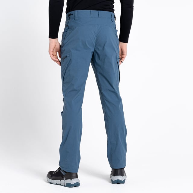 Material: 92% Polyamid, 8% Elasthan. Wasserabweisende Ausrüstung. Verstellbarer Kordelzug in der Taille. Hosenschlitz mit Reißverschluss. Mehrere Taschen, einschließlich Reißverschlusstaschen. Verstellbarer Kordelzug an den Beinabschlüssen. Verstärkte Einfassung am Saum. Größe (Beinlänge): (S) 30 Zoll, (R) 32 Zoll, (L) 34 Zoll.