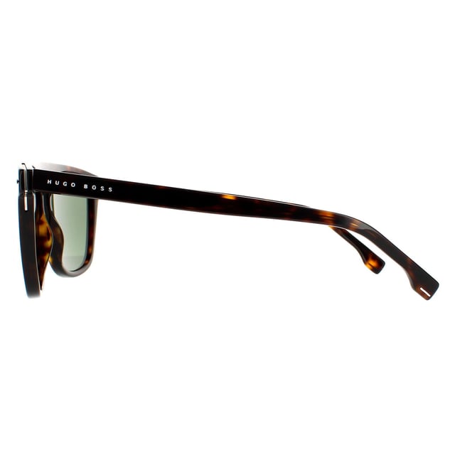 Hugo Boss  zonnebril Boss 1127/S 086 QT Dark Havana Green is een eigentijdse vierkante stijl vervaardigd van lichtgewicht acetaat met een sleutelgatbrug, dikke bovenste balk en hoekfilms en de tempels zijn gebrandmerkt met het Hugo Boss -logo.