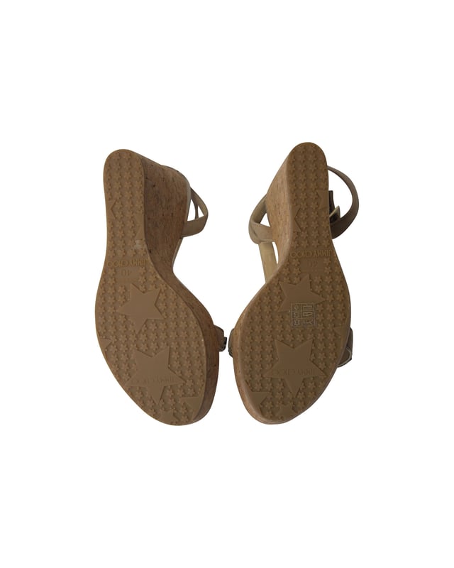 VINTAGE, RRP AS NEW
Elevate your style quotient to a whole new level in these Naima wedge sandals from Jimmy Choo! The beige sandals have been crafted from suede and styled in an open-toe silhouette with an embellished T-strap design on the vamps. They come equipped with buckled ankle straps, comfortable leather-lined insoles, and 12.5 cm cork wedge heels.



Jimmy Choo Naima Jeweled Platform Wedge Sandals in Beige Suede
Condition: very good
Material: Suede
Size: 40
Sign of wear: light wear
SKU: 207301
