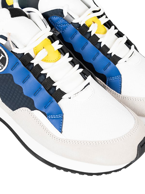 Atada con cordones
Punta redondeada
Contratuerca reforzada
Lazo en la parte trasera para facilitar la colocación
Suela con logotipo
Etiqueta de la marca en la lengüeta y en el lateral externo
Con elementos de colores
Hechos de una combinación de cuero natural, cuero sintético y tela
Empaquetados en una caja de la marca