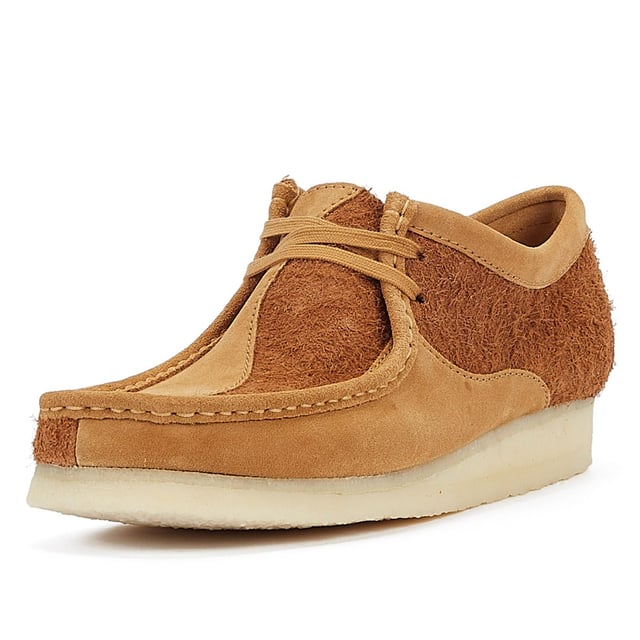 Introducing buttery tan suede uppers paired with a natural rubber crepe sole, finished elegantly with three Clarks Originals fobs.