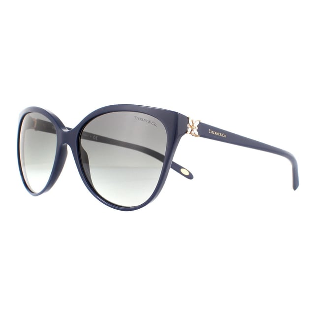 Las gafas de sol Tiffany TF4089B 82303C Azul Gris Degradado tienen una bonita forma de ojo de gato para mujer con deslumbrantes cristales en las bisagras. El icónico azul Tiffany se revela sutilmente alrededor de los bordes y el logotipo se presenta en cada patilla.