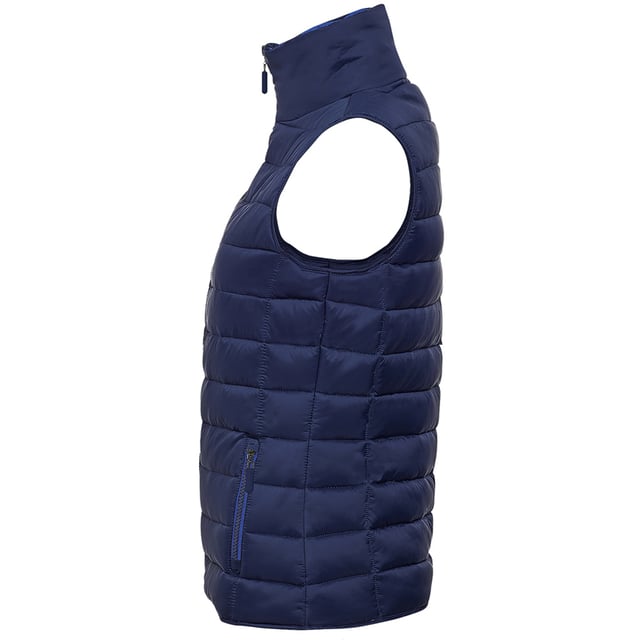 Polyester vulling. Waterafstotend. Aangepaste stijl. Halsband hoog geritst. Twee zakken met rits aan de voorkant. Zelfbinding van de stof op de zoom. Nylon buitenkant. Damesmaat: S(8/10), M(10/12), L(12/14), XL(14/16), XXL(16/18).