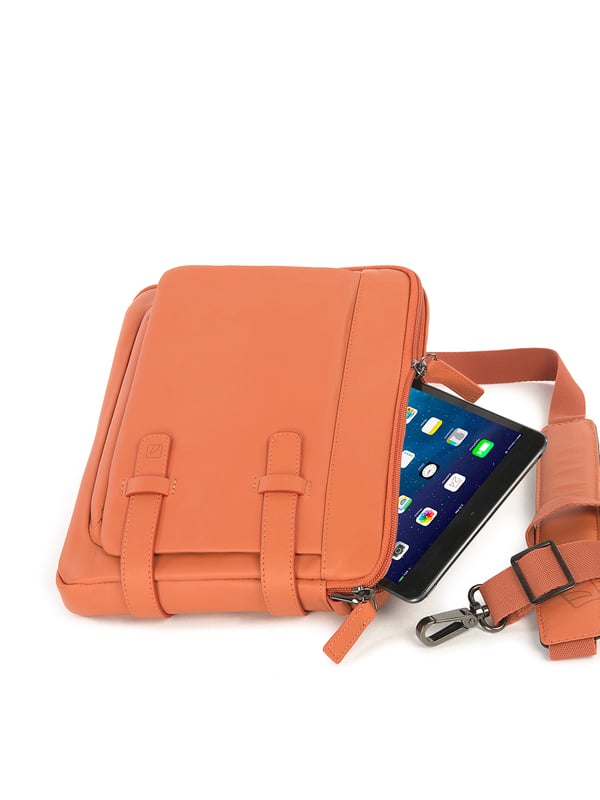 Unisex Crossbody tas met ritssluiting. twee open binnenzakken. afwezige externe zakken. verstelbare en afneembare lederen schouderband. ontbrekend handvat. een binnencompartiment. extern materiaal. polyester binnenkant. Afmetingen: 27x22x5,5 cm. Modeproduct