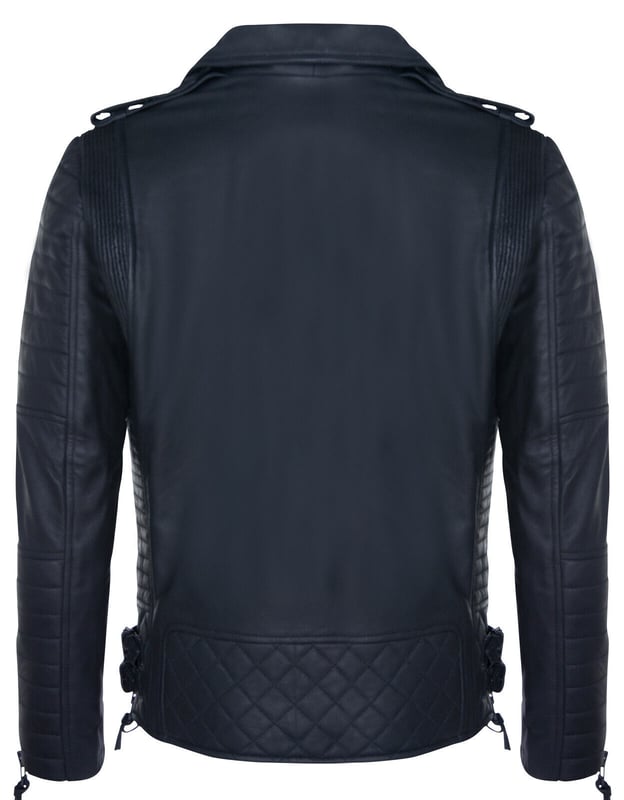 Diese wunderschön gearbeitete Slim-Fit-Lederjacke ist die perfekte Mischung aus Modernität und Eleganz und das Must-Have-Modeaccessoire dieser Saison. Unser meistverkauftes Leder ist jetzt mit Gun-Metal-Hardware erhältlich. Um die Funktionalität für zusätzliche Schichten zu erhöhen, wurden Bündchen mit Reißverschluss eingeführt. An den Schultern wurden gesteppte Details sowie an den Armen und Seitenteilen gerippte Details eingeführt. Im Innenraum wurde Premium-Satin integriert und es wurden zusätzliche Fächer für Mobiltelefone und Kartenetuis hinzugefügt.