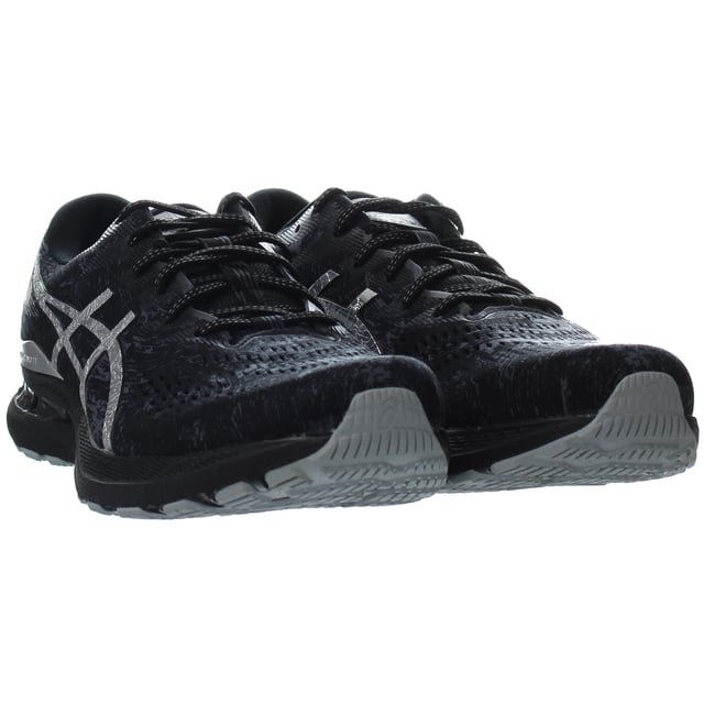 El zapato Gel-Kayano® 28 de la colección Platinum crea un paso estable que te mueve hacia una mentalidad equilibrada. Este diseño presenta una paleta de colores principalmente plateada acentuada con un acabado iridiscente en las rayas de ASICS y el mostrador del talón. Para mejorar la estabilidad y la capacidad de respuesta, agregamos FF Blast ™ amortiguando a la entresuela. Proporciona una sensación suave y de apoyo en cada paso. La nueva forma de tecnología Gel® del entrenador ofrece un paso suave, lo que le permite experimentar un aterrizaje más suave sin perder velocidad.