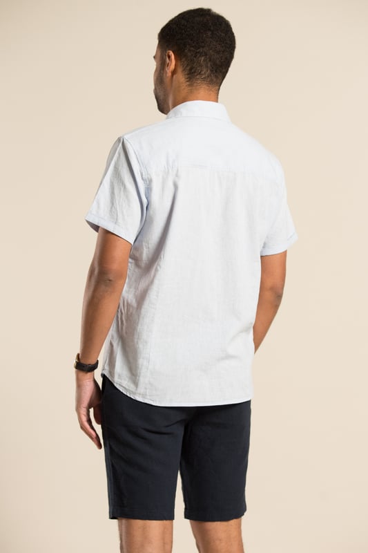 This classic linen blend, short-sleeve shirt from Nines is a must-have for any wardrobe.  Made from a breathable blend of linen and cotton, this shirt offers both comfort and style with its classic fit. This shirt features a button-down fastening, turn-up cuffs, and subtle embroidered brand detail on the chest. Other colours available.