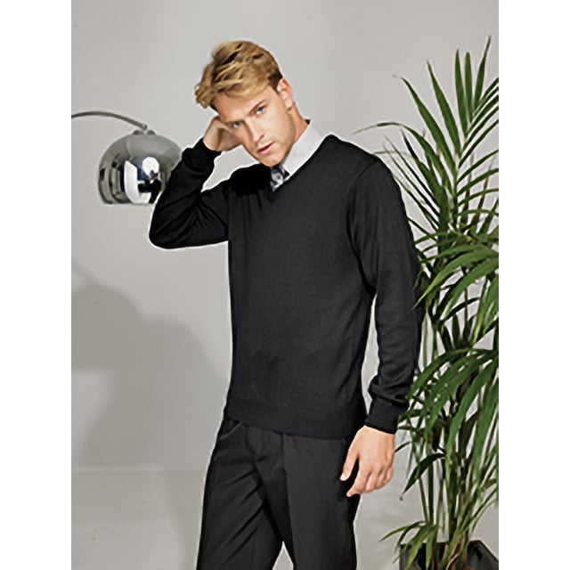 Heren trui met lange mouwen V-hals. Zacht gevoel/katoenrijk garen. Ideaal voor het dragen met of zonder stropdas. Fijnmazige breiwerk. Eigentijdse styling. Ingezet in mouwen. 40°C Huishoudelijk wassen. Borstomvang XXS - 33", XS - 35", S - 37", M - 39", L - 41", XL - 43", 2XL - 45", 3XL - 47", 4XL - 49".. Stof: 55% Katoen 45% Acrylgewicht: 12 Gauge Knit.