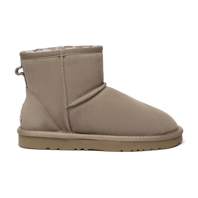 Descubre las botas Ostrich, las favoritas de las celebridades de la lista A, perfectas para tu fondo de armario de invierno. Estas icónicas botas complementan sin esfuerzo cualquier atuendo, tanto si te relajas en casa como si sales a hacer recados, fusionando a la perfección el estilo con la practicidad para una comodidad duradera.
