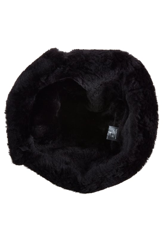 Manténgase cómodo y con estilo con este gorro de aviador de piel de oveja B-55 de la RAF para hombre. Fabricado con piel de oveja auténtica con un suave forro de piel de oveja, ofrece una excelente calidez y comodidad en climas fríos. Diseñado con orejeras y una correa de barbilla segura, este gorro es perfecto para aventuras al aire libre o para uso diario en invierno. Su clásico acabado de cuero negro le aporta un aspecto atemporal y resistente. Características principales: Piel de oveja auténtica con forro de piel de oveja suave Estilo clásico de aviador con acabado negro Orejeras para mayor calidez y protección Correa de barbilla ajustable para un ajuste seguro Ideal para actividades al aire libre en climas fríos y uso diario
